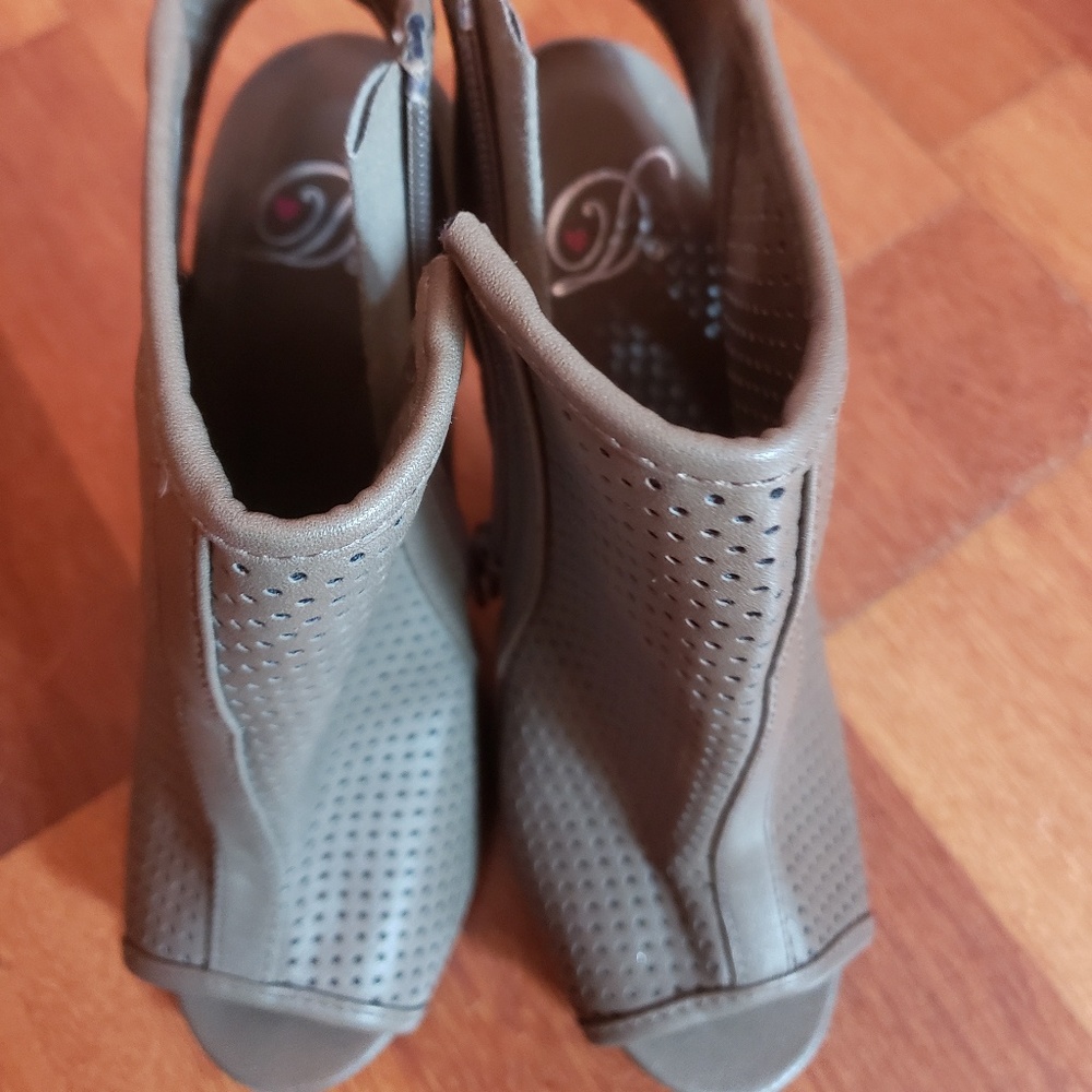 Never worn - Picture 2 of 2